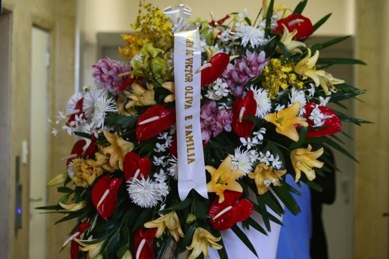 O corpo do empresário está sendo velado no salão nobre do Hospital Beneficência Portuguesa, na região central de São Paulo, desde 9h desta segunda-feira (25). São tantas as coroas de flores no local, que elas já estão sendo posicionadas do lado de fora do prédio onde ocorre o velório
