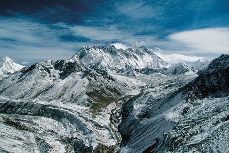 Acima o monte Everest, no Himalaia, com 8.848 m de altitude.

Apesar
de vistas como invencíveis e imutáveis, as montanhas do Himalaia estão
em plena mutação ecológica. A elevação das temperaturas na região (1°C a
mais desde 1970) leva a um derretimento generalizado das geleiras, e os
lagos de altitude que se formam enchem tão rápido que podem transbordar ou
romper suas bacias, pondo em risco a vida de milhões de pessoas nos
vales