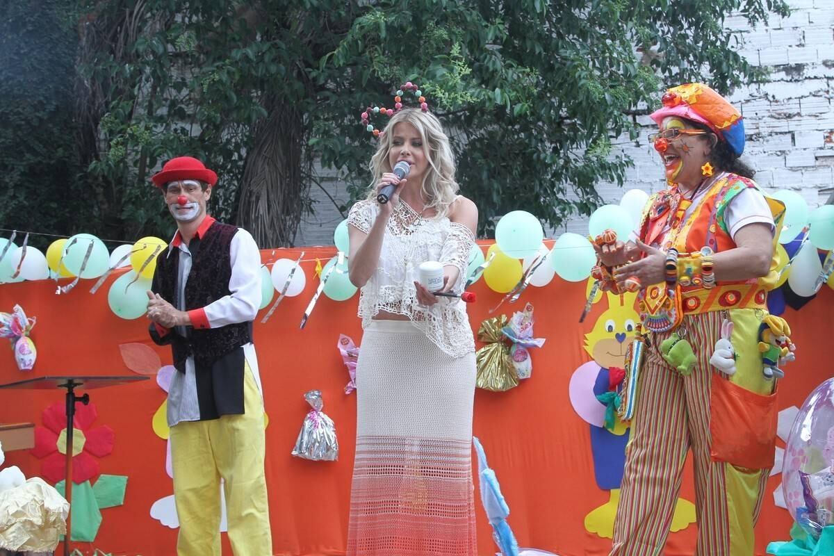 Karina Bacchi organiza superfesta com distribuição de ovos
