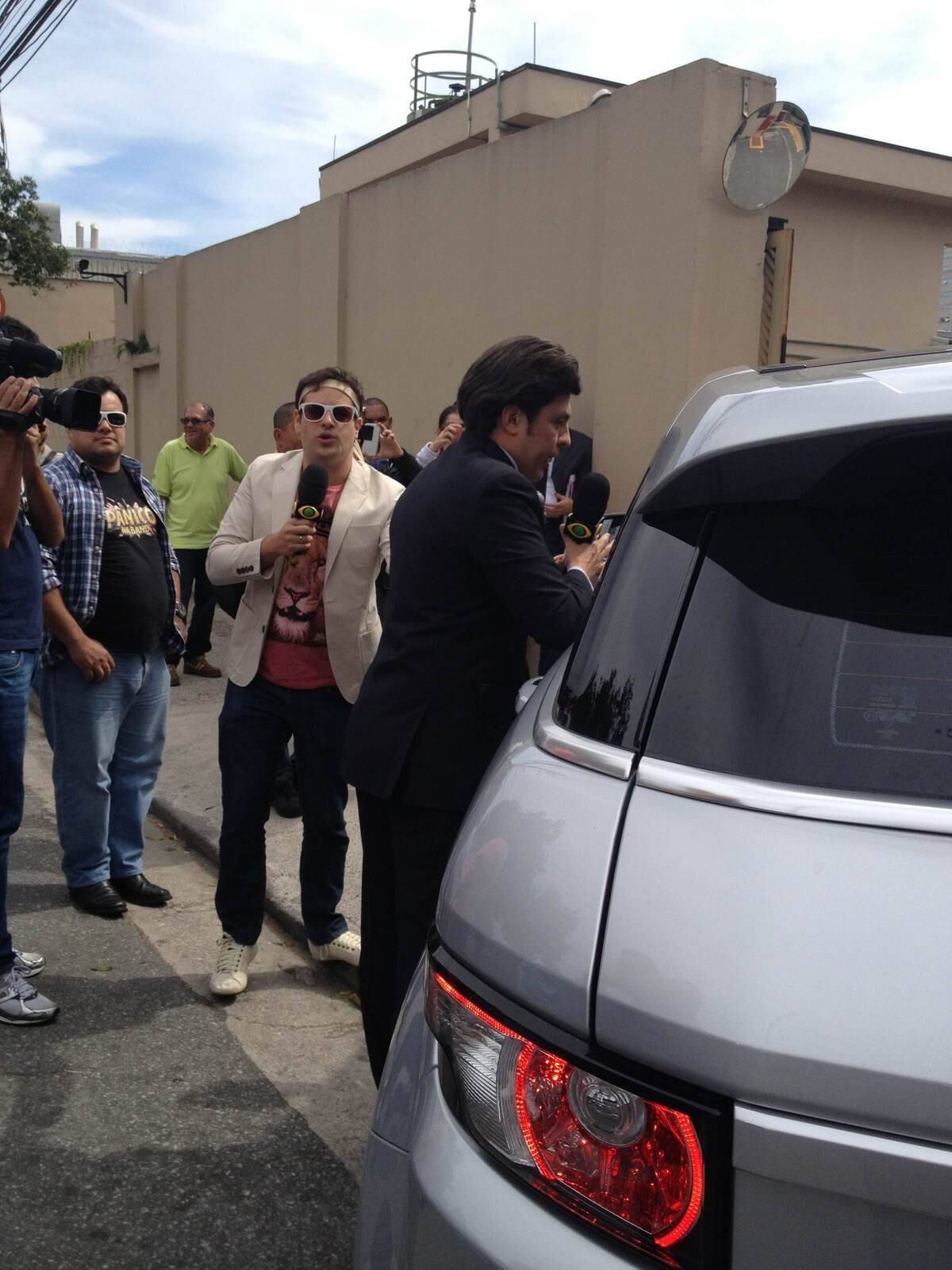 Silvio e Vesgo estiveram na porta da Record nesta quarta (30) e causaram tumulto na rua onde fica a sede da emissora, na Barra Funda, em São Paulo. A ideia era falar com Luiz Bacci