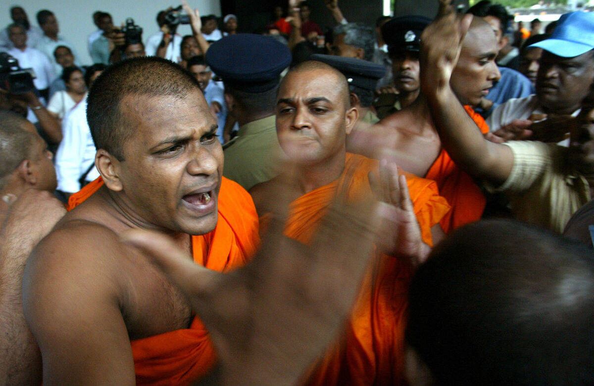 O budismo é uma
religião que prega a paz e a harmonia ou pelo menos era assim até que no Sri
Lanka um grupo radical optou por aquecer seu discurso, e com isso esquentar o
clima nas ruas, ao falar da prevalência de sua fé, embora hoje estejam no olho
do furacão e alguns relacionem o sucesso do novo governo ao seu fim
