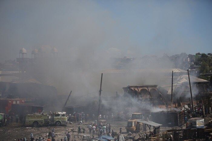 O fogo também atingiu dezenas de tendas que funcionam nos arredores do mercado