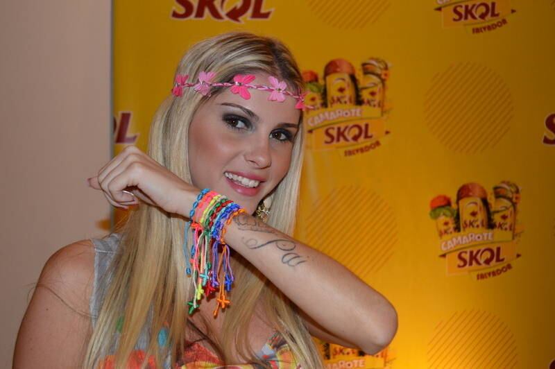 A modelo exibiu sua tatuagem, que está sendo removida aos poucos