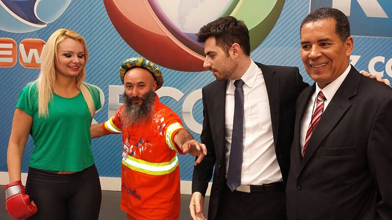 Candidatos a deputado federal por São Paulo, Cosme Barack Obama (PMDB), Mulher Pera (PTdoB) e Bin Laden (PEN) se divertiram antes do debate do R7. Assista ao vídeo