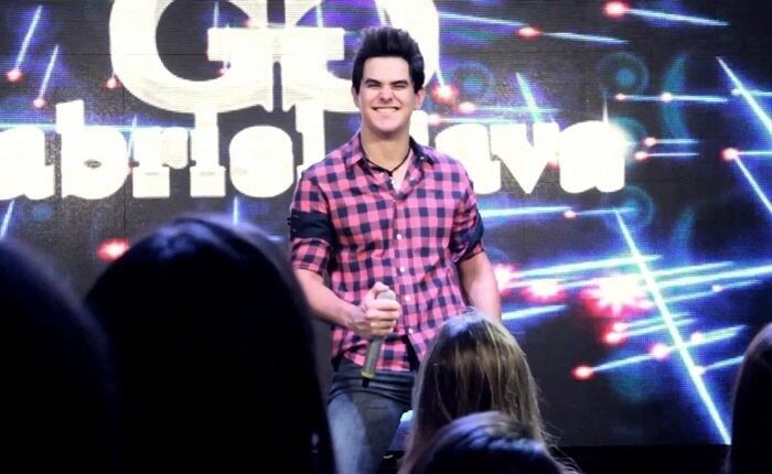 O hit interpretado pelo jovem cantor capixaba Gabriel Gava chegou às rádios brasileiras no início de março de 2012, trazendo como protagonista uma Fiorino, van-furgão derivada do velho Fiat Uno Mille — um dos carros mais antigos ainda em produção no Brasil