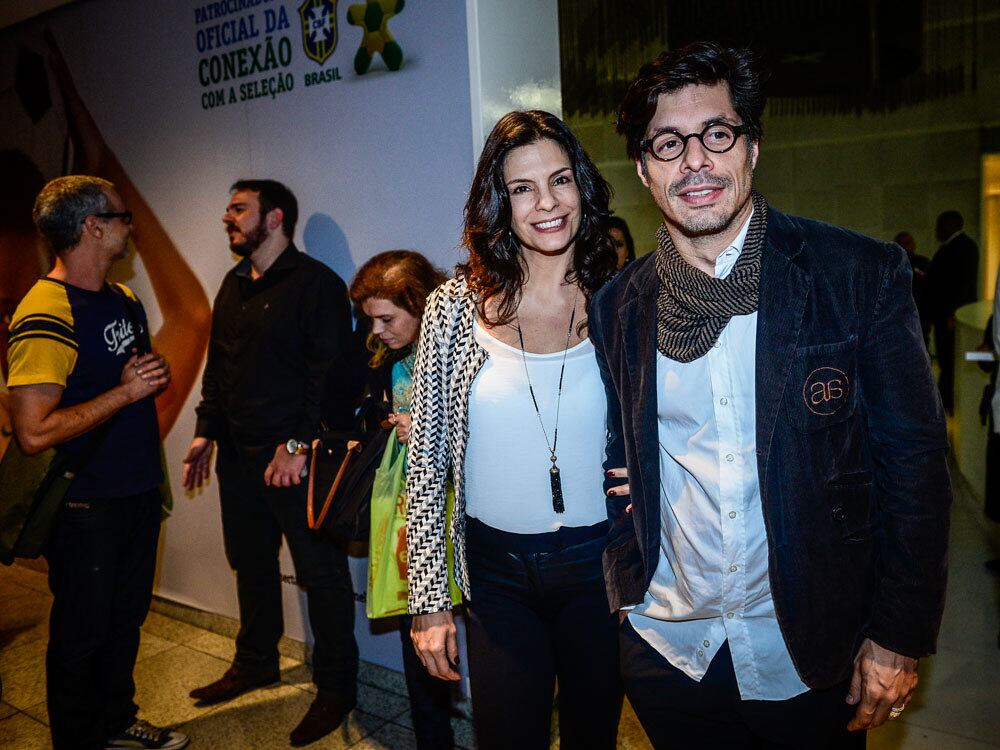 Solteira
desde o término do relacionamento com Allan Souza, em março, Helena Ranaldi foi
acompanhada de Daniel Alvim ao Teatro Vivo, em São Paulo, na noite de
quinta-feira (18). Os atores foram assistir ao espetáculo O Sucesso a Qualquer
Preço