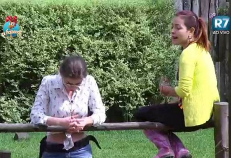 E
pelo fato de não ter “frescura” para cozinhar e realizar os serviços de
limpeza, a peoa chegou a ter um pequeno desentendimento com Veridiana e
confidenciou que queria colocar as patricinhas para trabalhar

+ Aos prantos, Rayanne faz pedido a Douglas Sampaio: "Para de me dar gelo?"
+ "Estou infeliz há quase dez anos", desabafa Li Martins
+ Mara fica surpresa com declaração de Douglas Sampaio

