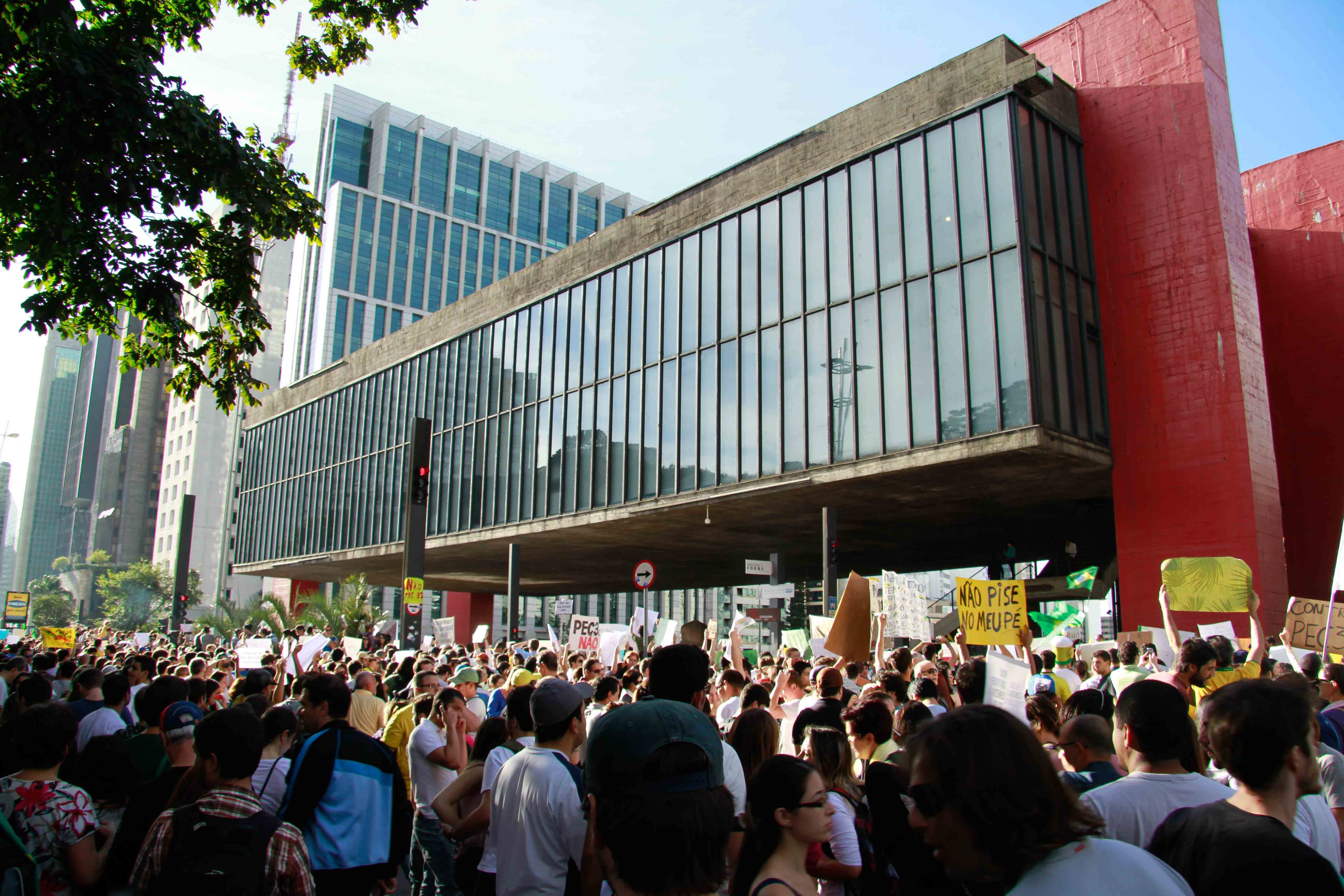 A manifestação deste sábado reuniu também manifestantes contrários ao
Projeto de Lei conhecido como "Cura Gay". A CDHM (Comissão de Direitos
Humanos e Minorias) da Câmara aprovou na última terça-feira (18) o projeto de decreto legislativo que autoriza o
tratamento psicológico para alterar a orientação sexual de homossexuais
