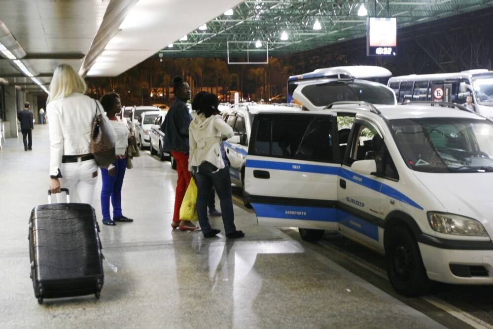 Os usuários de táxis vão ter que preparar o bolso neste ano. Em São Paulo, a
prefeitura anunciou aumento de 9,8%
nas tarifas. De acordo com a SMT
(Secretaria Municipal de Transportes), a bandeira do táxi comum passará de R$ 4,10 para R$ 4,50. Veja abaixo os valores atualizados:
Categoria Comum / Táxi
Amigão:
bandeira R$ 4,50; tarifa quilométrica R$ 2,75 e tarifa horária R$ 33. (20h às 6h)
Categoria Comum-Rádio /
Táxi Acessível: bandeira R$ 4,50; tarifa quilométrica R$ 2,75 e tarifa
horária R$ 33.
Categoria Especial: bandeira R$ 5,65; tarifa
quilométrica R$ 3,45 e tarifa horária R$ 41,25.
Categoria Luxo: bandeira R$ 6,75; tarifa
quilométrica R$ 4,15 e tarifa horária R$ 49,50