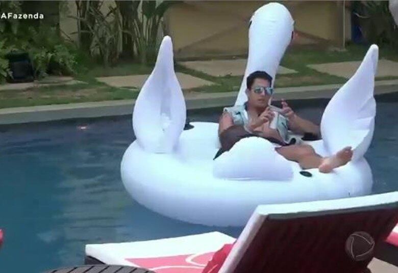 Conforto deve ser a palavra de ordem! As boias fun fazem toda a diferença e são muito divertidas! Olha só como o Felipe Sertanejo ficou à vontade!