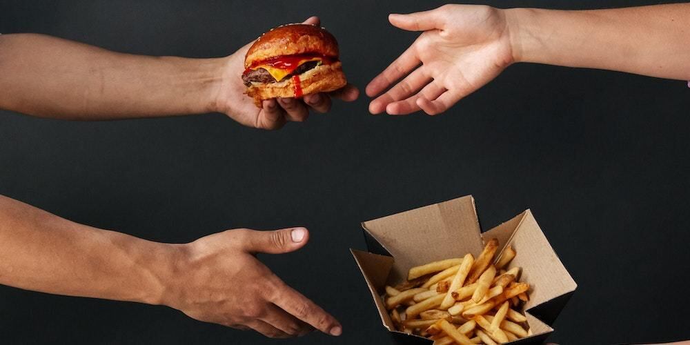 O metabolismo é o principal responsável por gerar energia e manter o corpo em movimento. Então, o que acontece se esse mecanismo começa a funcionar com lentidão? Além do ganho de peso, um metabolismo lento pode ser responsável pelo surgimento de uma série de doenças, conforme explica a nutricionista e biomédica da Clínica NutriCilla Ana Paula Kessler. "O metabolismo lento pode estar relacionado a maus hábitos e estilo de vida, como alimentação ruim, poucas horas de sono, baixo consumo de água e sedentarismo. Alguns alimentos têm o poder de acelerar o metabolismo e outros podem deixá-lo mais lento", afirma. A seguir, veja quais alimentos podem contribuir para o mau desempenho do metabolismo 