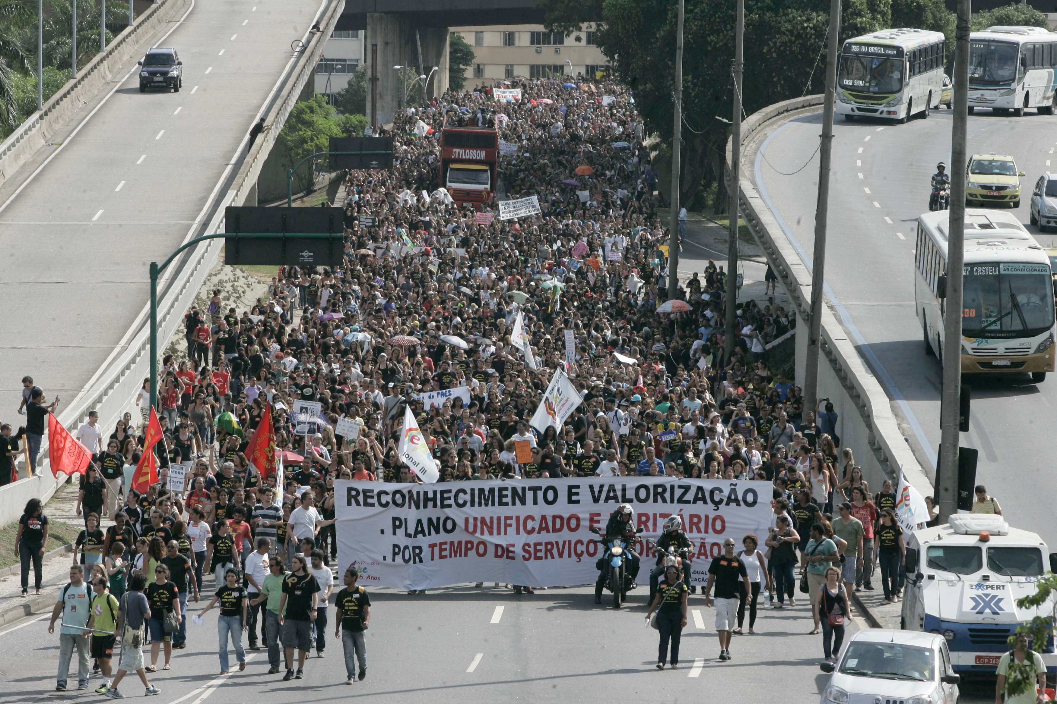 Após assembleia na sexta-feira (20)
, professores municipais fizeram passeata pelo centro do Rio