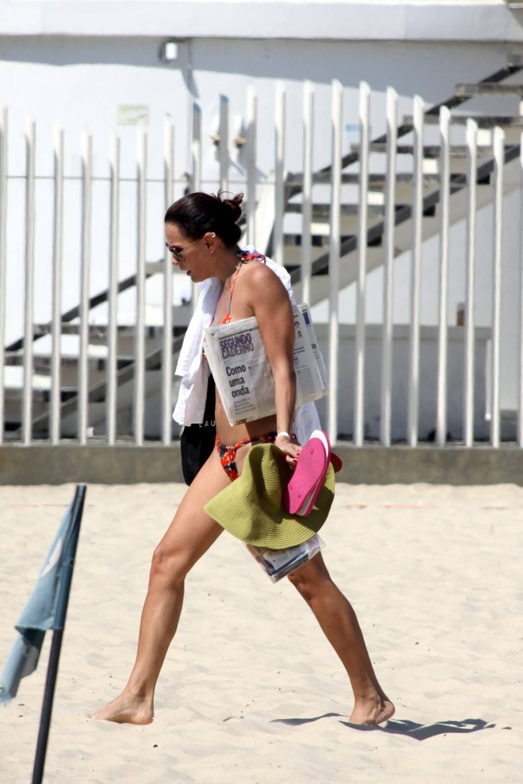 Carolina Ferraz tomou sol com o namorado