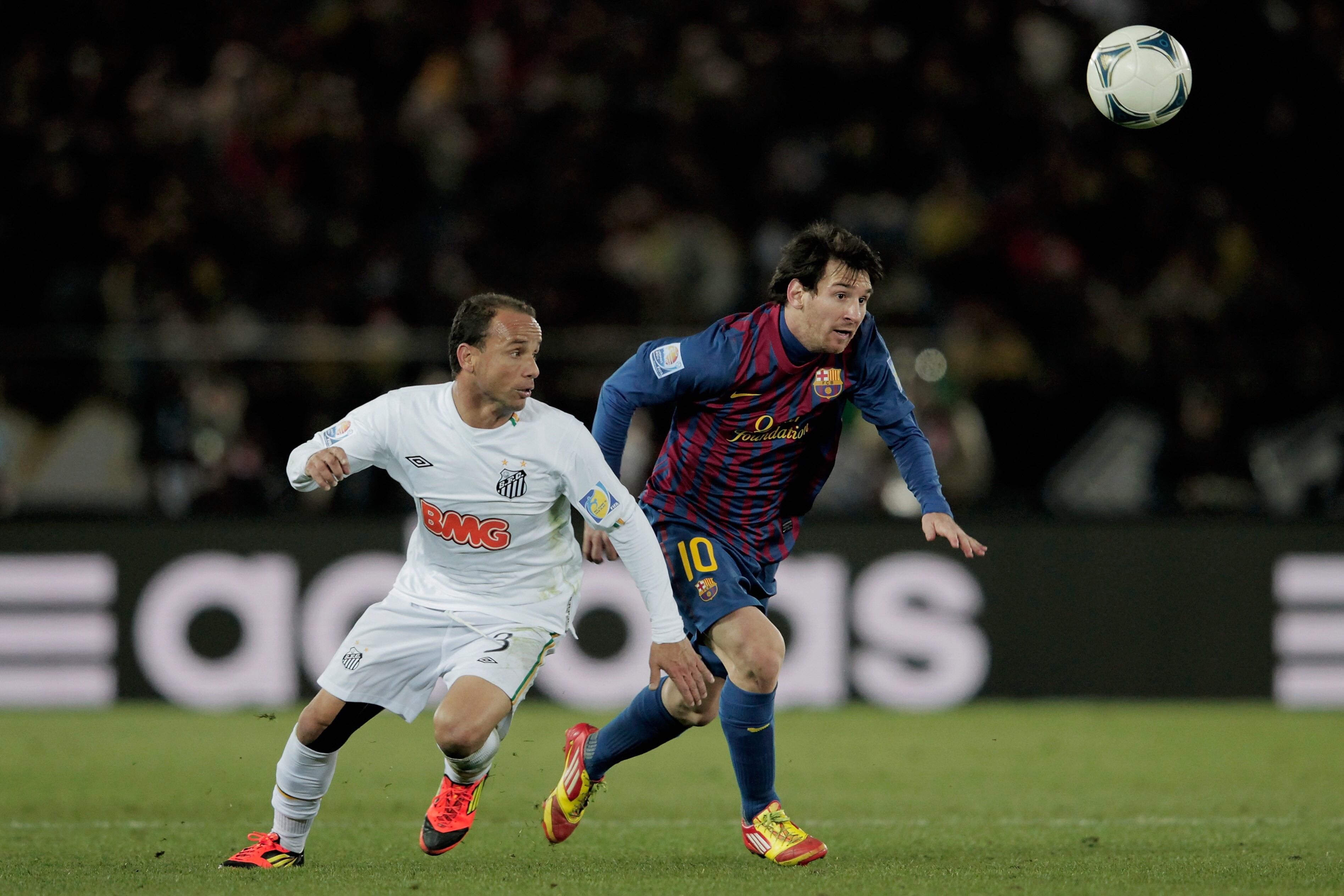 Outro inimaginável duelo entre xarás aconteceu na final do Mundial Interclubes de 2011. O argentino Lionel Messi não tomou conhecimento de Léo e de toda a defesa santista no massacre do Barcelona por 4 a 0