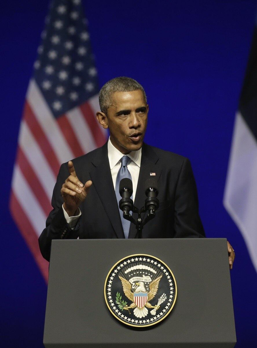 O presidente americano Barack Obama faz um pronunciamento nesta quarta-feira (3) em Tallinn, na Estônia. Durante sua fala, ele lamentou a morte do segundo jornalista americano no Iraque, pelas forças do Estado Islâmico, que aconteceu na última terça-feira (2).

"Foi um ato de violência horripilante. Não esqueceremos nem vão nos intimidar. Aqueles que cometem o erro de atacar os norte-americanos devem saber que nunca esqueceremos e que será feita justiça", disse. Leia mais
