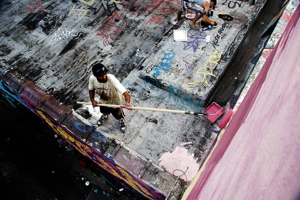 Durante a elaboração do mural, Rodrigo afirma
que utilizou 15 litros de látex de diferentes cores — o que deu aproximadamente
40 latas de spray. "Além disso,
trabalhei bastante com rolos de pintura amarrados a extensores, para poder
alcançar os pontos de mais difícil acesso da parede"