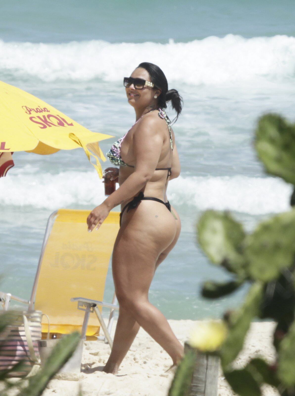 Mulher Melancia começou a semana bem. Nesta segunda-feira (10), a ex-dançarina foi fotografada curtindo a praia da Reserva, no Rio de Janeiro, na companhia de amigos