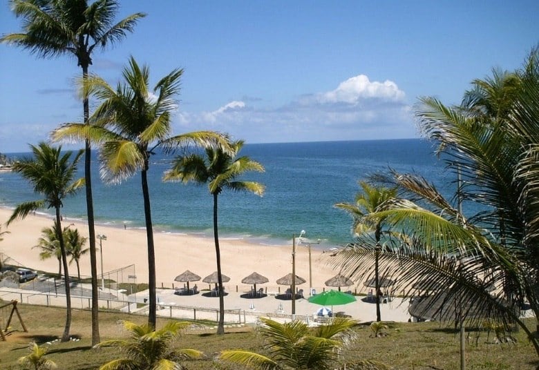 A praia do Jaguaribe fica ao lado do centro de Salvador e é bastante procurada por surfistas que buscam por altas ondas. A parte mais central da praia é bastante tranquila e tem quiosques e barracas para atendimento do público