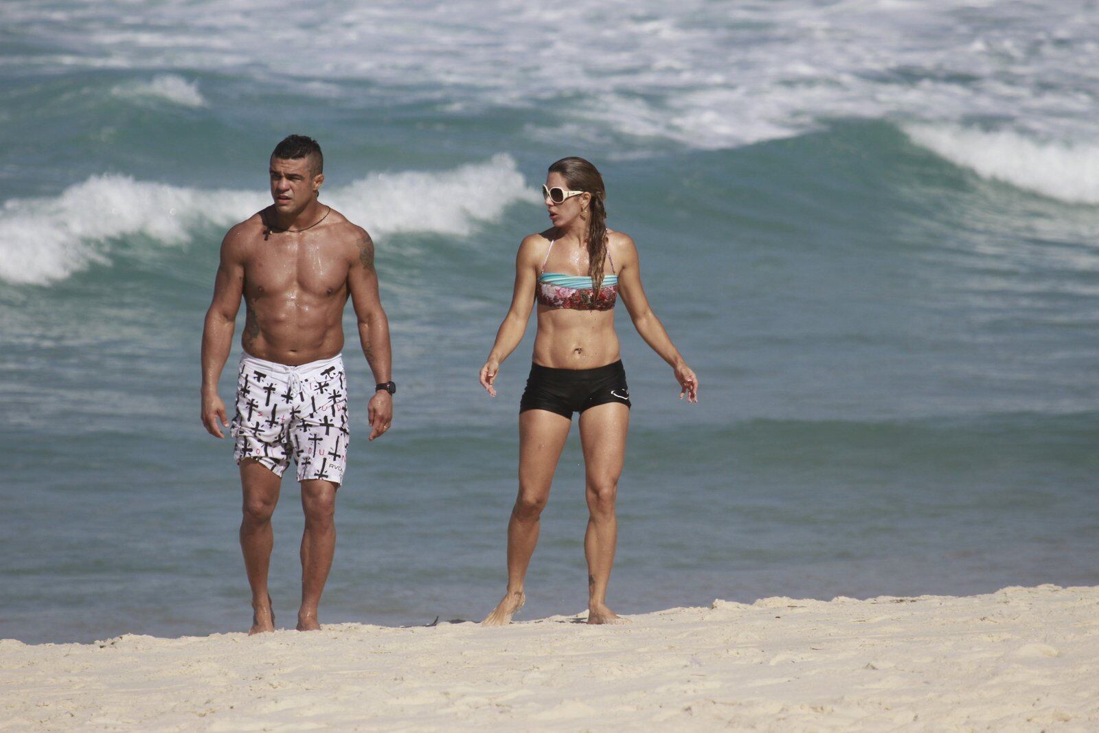 Veja mais fotos do treino na praia de Joana Prado e Vítor Belfort