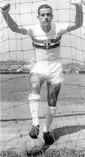 2 - Gino Orlando - 233 gols

Logo atrás vem o histórico goleador Gino Orlando. Jogador de muita força física, ele conquistou dois Estaduais pelo Tricolor (1953 e 1957) e marcou 233 gols. Após parar de jogar, trabalhou como administrador do Morumbi até sua morte, em 2005