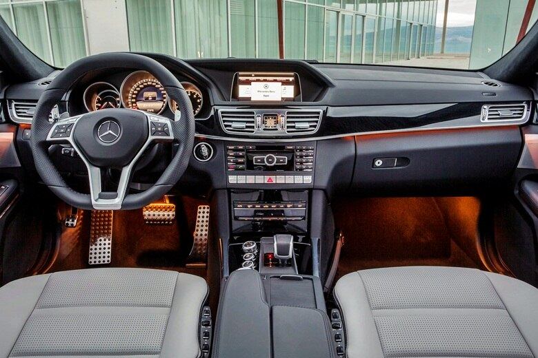 O interior do E63 AMG também é diferenciado, com bancos mais anatômicos que oferecem vários ajustes elétricos — até os apoios laterais podem ser regulados. Além disso, as enormes rodas de liga leve são pretas

VEJA TAMBÉM

> Lamborghini roxo que brilha no escuro é apreendido novamente pela polícia

> Diretor de 'Transformers' revela primeiras imagens do novo Chevrolet Camaro

Quer saber tudo sobre carros? Acesse R7.com/carros
