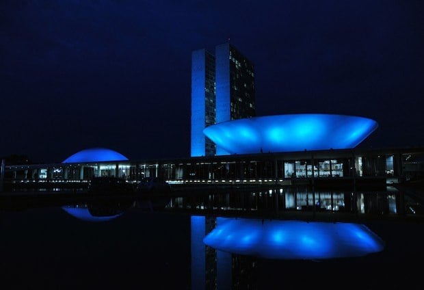 Assim como o Congresso Nacional, outros monumentos de Brasília também recebem iluminação especial para marcar o mês