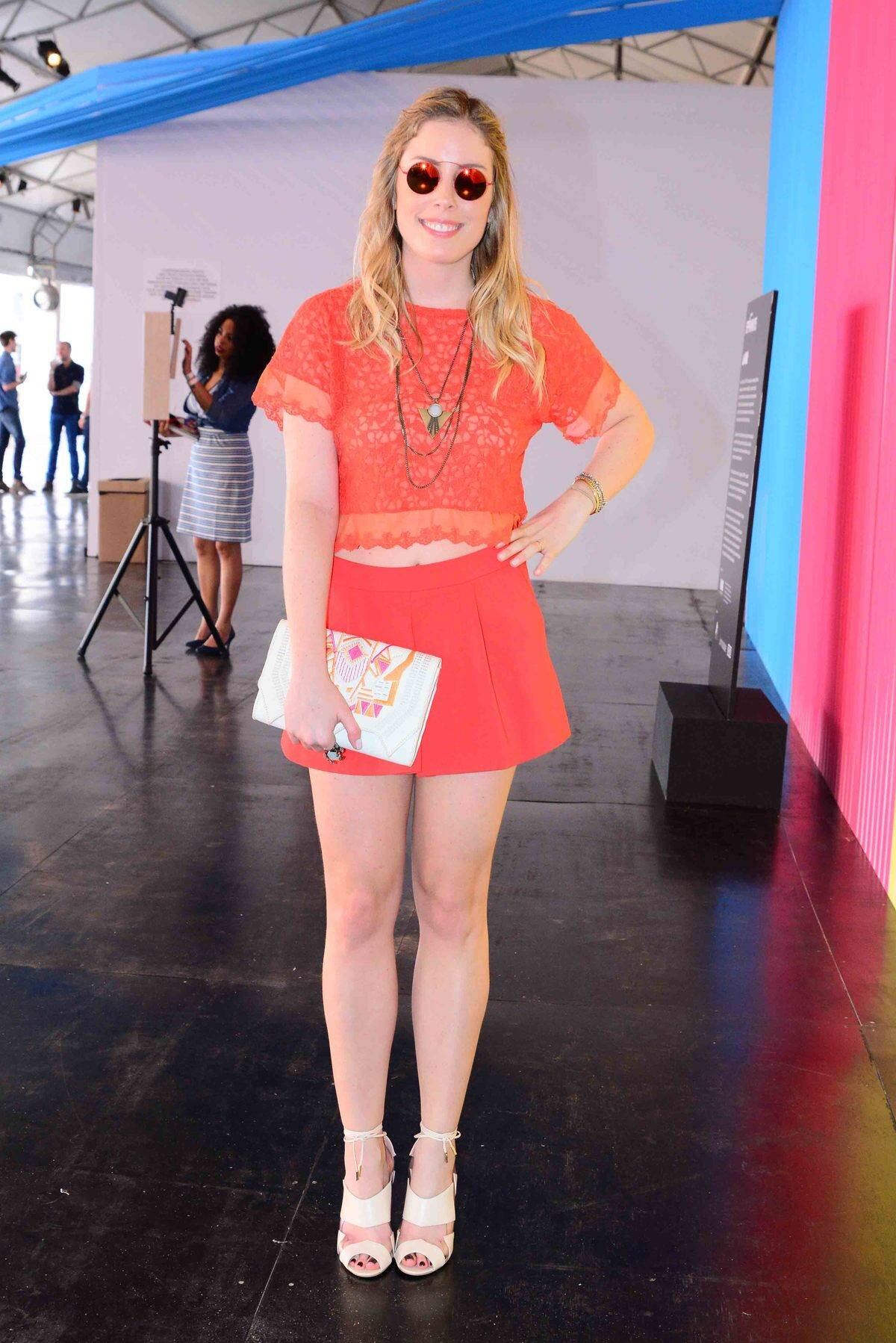 Barriga de fora e óculos escuros no look de Fabiana Justus