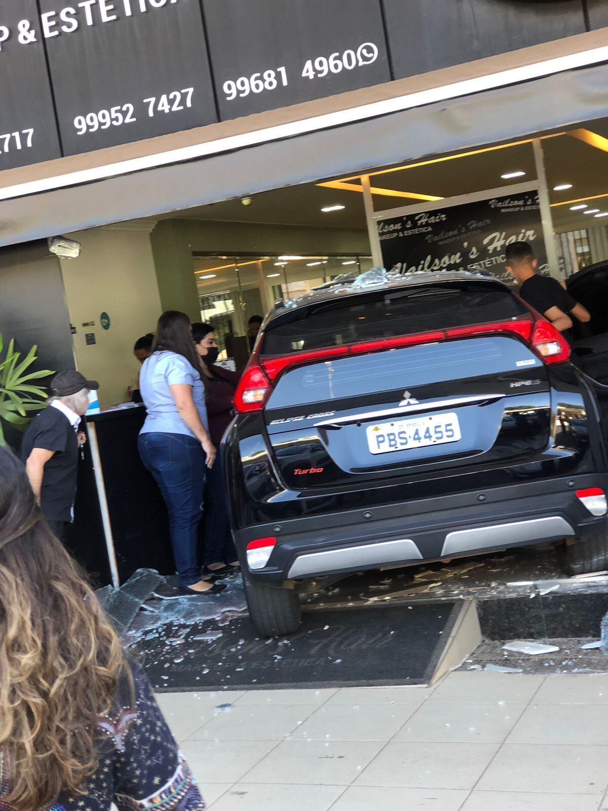 Apesar da colisão ter derrubado a porta do estabelecimento, não houveram feridos
