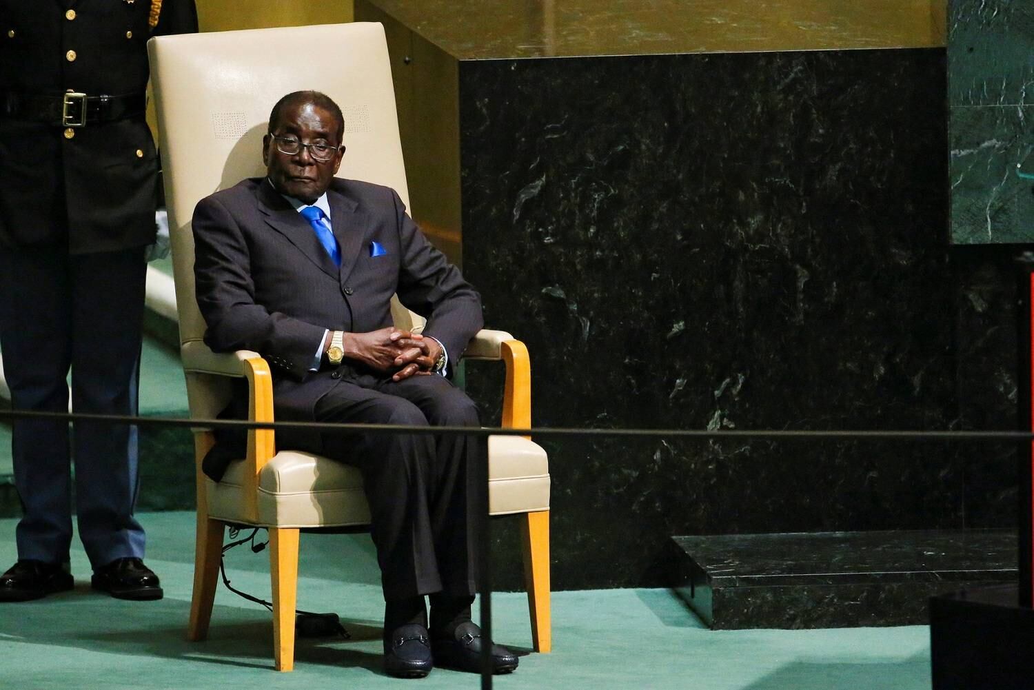 Mugabe esteve à frente do país por 37 anos