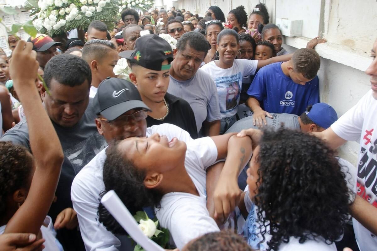 O enterro do menino Ryan Gabriel, de quatro anos, foi marcado por comoção e protestos na tarde desta terça. Tayane Silva, mãe do menino, se desesperou no momento do sepultamento
