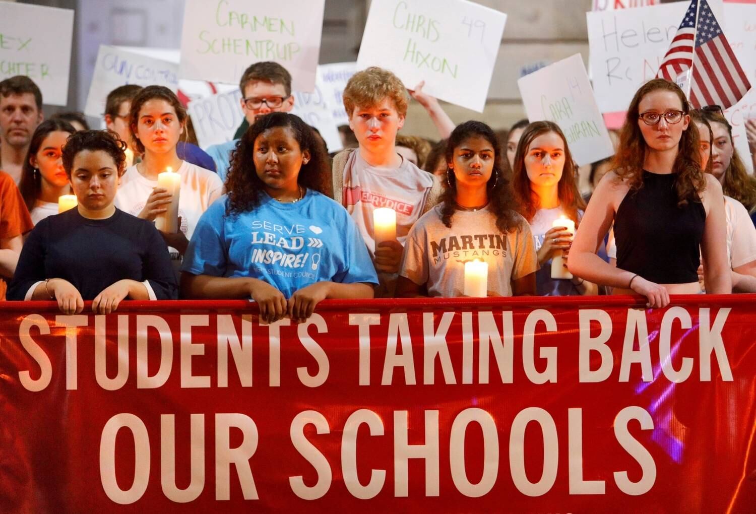 Na Carolina do Norte, estudantes também fizeram protestos no edifício do Capitólio da Carolina do Norte, na cidade de Raleigh. Eles fizeram um minuto de silêncio pelas vítimas da Flórida