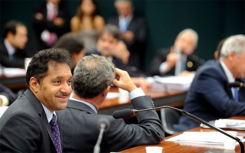 Do início do mandato até agora, foram 37 proposições, quase todas voltadas para o mundo do circo, de onde ele veio. Entre as propostas de lei, duas se destacam. A primeira modifica a Lei Rouanet e visa reconhecer a atividade circense como manifestação cultural. A segunda sugere ao Poder
Executivo equiparar o trailer e o motor-home à residência popular, no âmbito do
Programa Minha Casa Minha Vida. Assim, circenses poderiam adquirir os equipamentos com recursos destinados ao programa