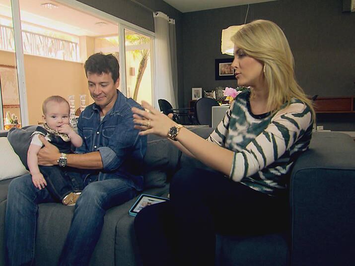 Sobre a emoção de ser mãe, Ana contou: "É difícil explicar,
mas é uma mistura de alegria, de emoção, de força, de onipotência, de tudo!
Você fala assim 'caramba, eu sou responsável por essa vidinha'. Eu passei anos
da minha vida não conseguindo me imaginar sendo mãe, por uma série de motivos
e, quando aconteceu, a gente disse: ' isso vai acontecer, vamos aumentar a
família', foi do jeito que eu sonhei!”
+Também é mamãe? Conheça o Cantinho da Ana, com informações especiais para você!
+ASSISTA à matéria completa de Rodrigo Faro com Ana Hickmann