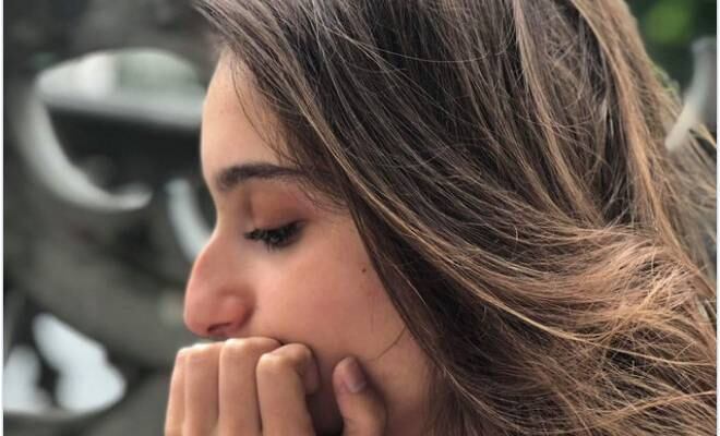 Pelo menos uma vez na vida todas as mulheres já se pegaram pensando em fazer uma cirurgia plástica, especialmente no Brasil, país líder do ranking mundial de rinoplastia. É na contramão de procedimentos estéticos que mulheres decidiram compartilhar fotos de seus narizes fora do padrão e sem intervenções cirúrgicas 
Veja também: Influenciadora mostra diferença entre fotos posadas e vida real
