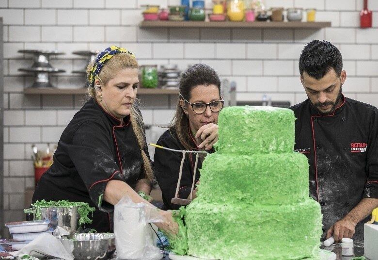No quarto episódio do
Batalha dos Confeiteiros, que vai ao ar nesta quarta-feira (9), os
12 participantes que ainda estão na disputa precisarão deixar as desavenças de
lado e confiar uns nos outros