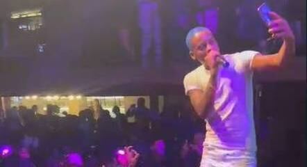 JL cantando durante um show