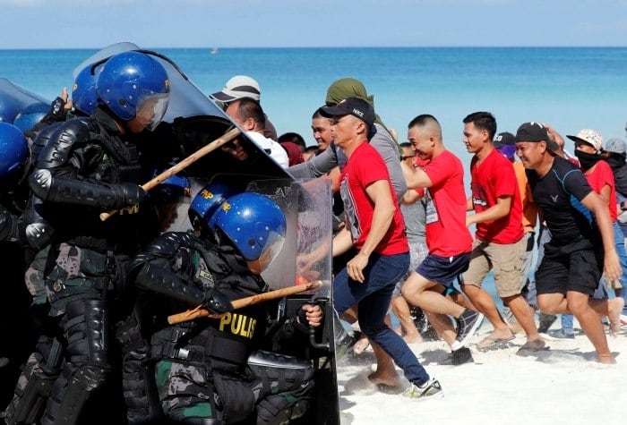 O último dia da ilha aberta tem sido marcado por forte presença policial. Os agentes chegaram a encenar uma dispersão de protesto na faixa de areia