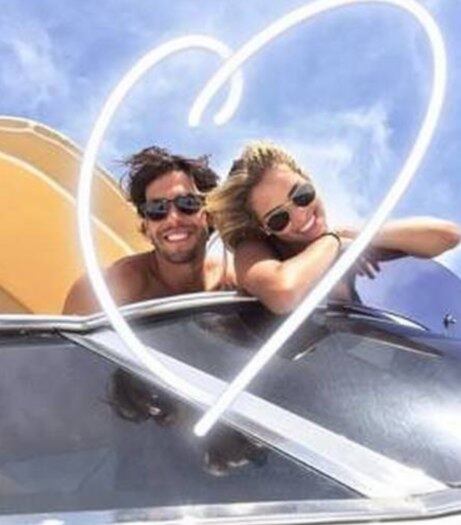 Mas o craque do Orlando City teve a companhia especial de sua nova namorada Carol Dias. Os pombinhos apareceram em uma foto juntos no barco e com um coração. Que amor, Kaká!
