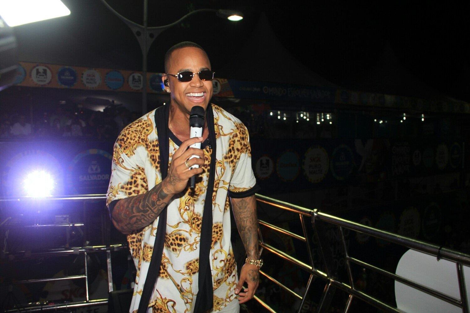 Léo Santana deu início ao Carnaval no circuito Osmar (Campo Grande) ao desfilar com o trio sem cordas