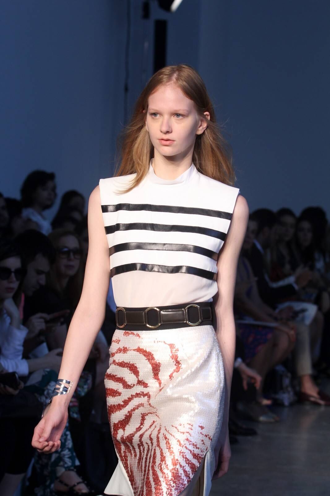 O segundo dia de desfiles da temporada inverno 2015 da São Paulo Fashion Week começou com a coleção do estilista Pedro Lourenço, nesta terça-feira (4). As modelos entraram na passarela após uma hora de atraso e vestiram peças feitas de diferentes materiais, que iam desde os trabalhos com paetês até detalhes com argolas de meta. Além dos casacos e saias que deram um ar sexy à coleção, as sandálias com saltos largos, arredondados e amarrações no tornozelo também foram destaque na passarela