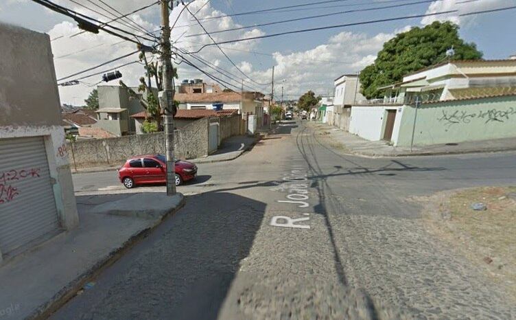 Vítima foi baleada no cruzamento das ruas Capanema com João Gomide Leite, no bairro Coqueiros, região noroeste de BH