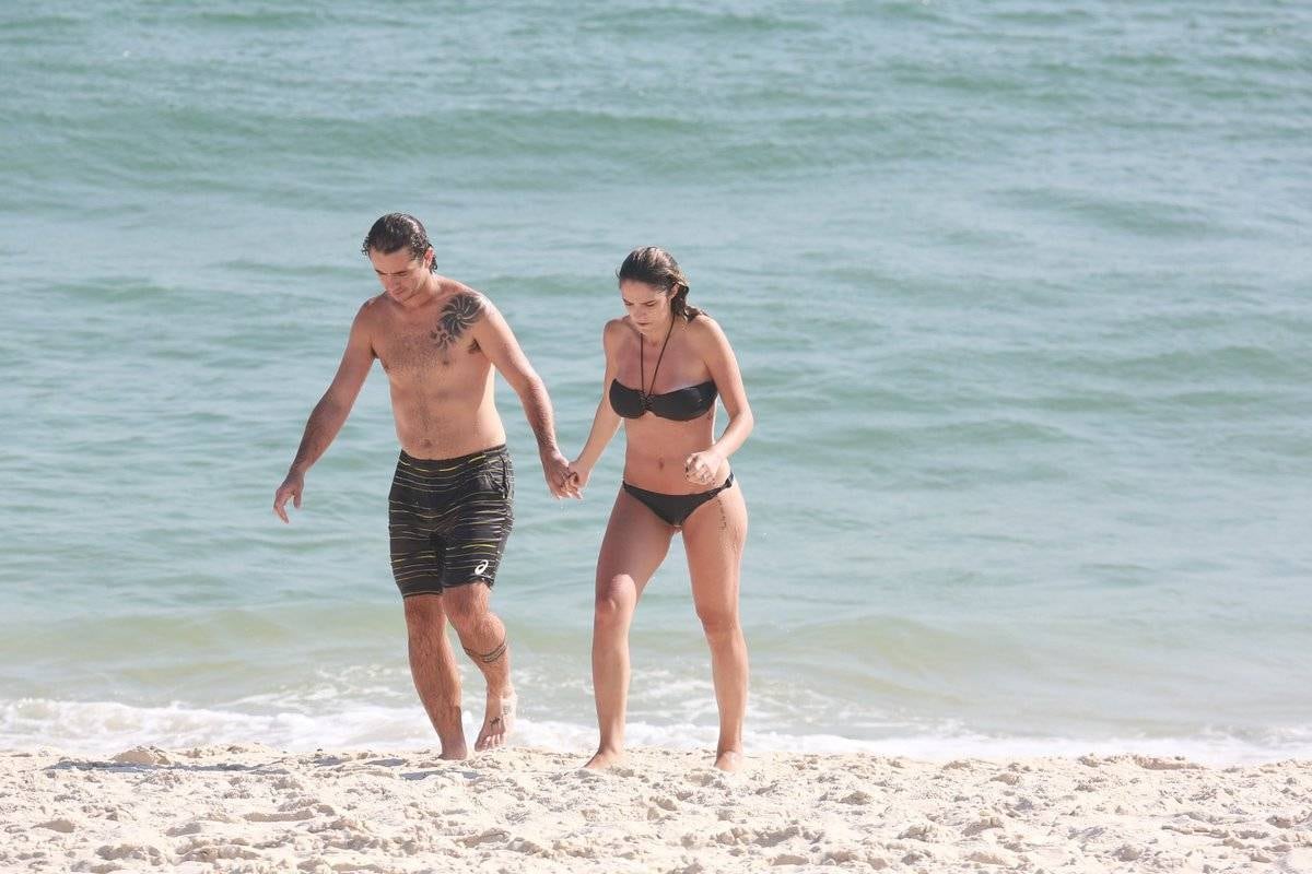 Rafa Brites e Felipe Andreoli curtem dia de sol em praia do Rio de Janeiro