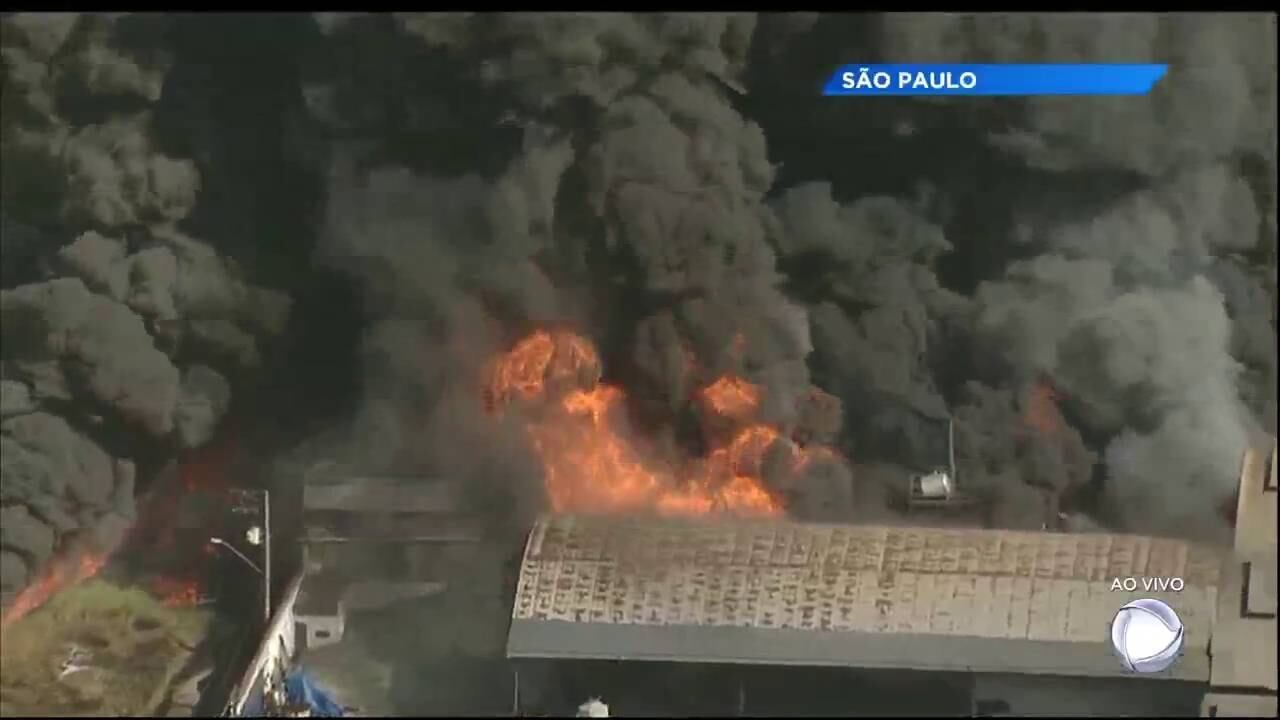Incêndio destruiu fábrica em Guarulhos