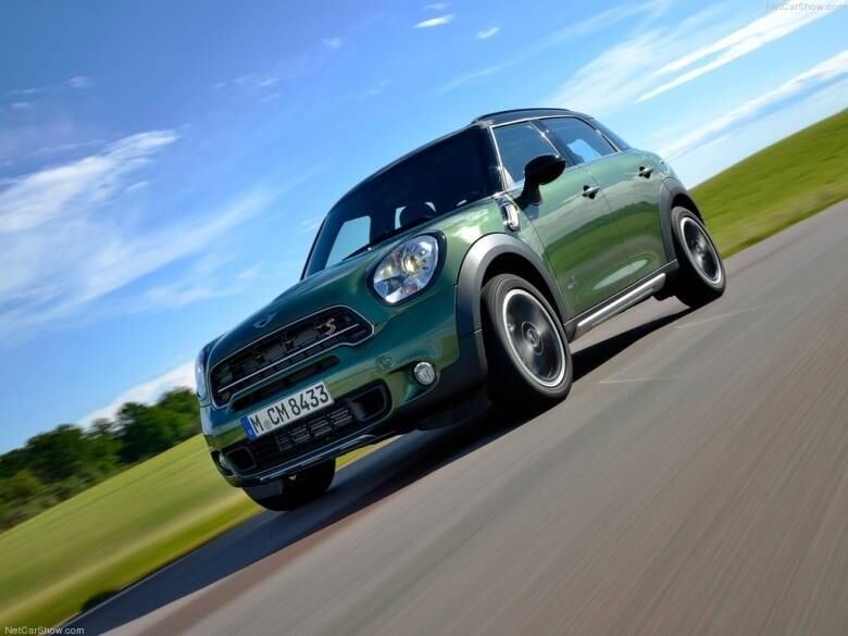 Primeiro MINI com quatro portas, o Countryman também ganhou uma nova grade do radiador, em sintonia aos outros modelos da linha

Saiba tudo sobre carros! Acesse www.r7.com/carros
