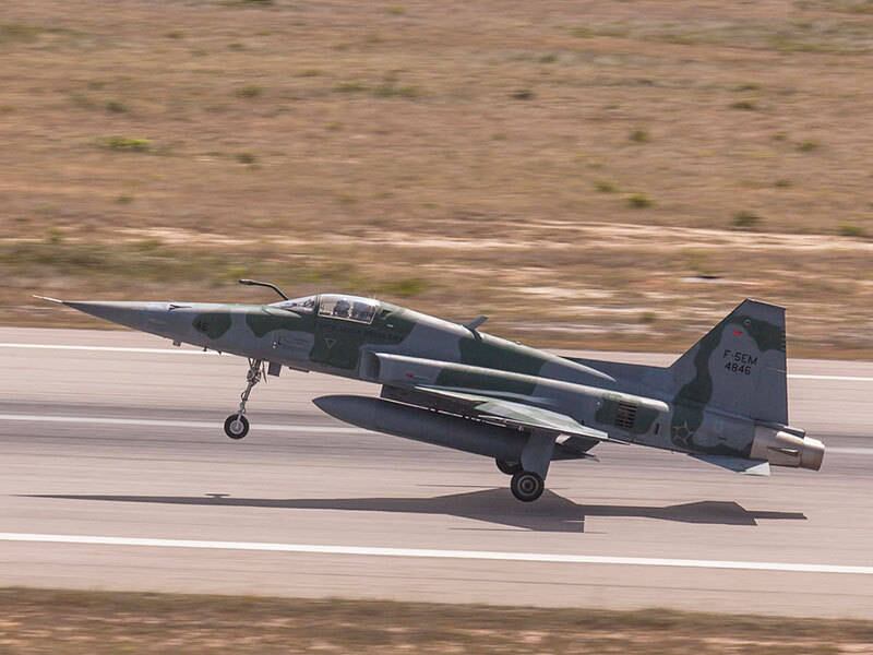 Recebidos
pela FAB na década de 1970, os caças F-5 passaram recentemente por um processo
de modernização, que incluiu a troca do radar, dos sistemas de bordo e dos
armamentos. Segundo a FAB (Força Aérea Brasileira), a aeronave conta hoje, entre outros equipamentos, com um sensor de mira acoplado ao capacete, que pode ser utilizado
para guiar os mísseis com o movimento da cabeça do piloto

