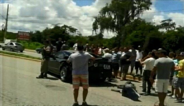 Os dois carros foram apreendidos. De acordo com a polícia, o Fusca ano 1980 está com o licensiamento atrasado e o condutor com a carteira vencida. O Mustang está com a documentação em dia. O motorista dele ainda não se apresentou à polícia
