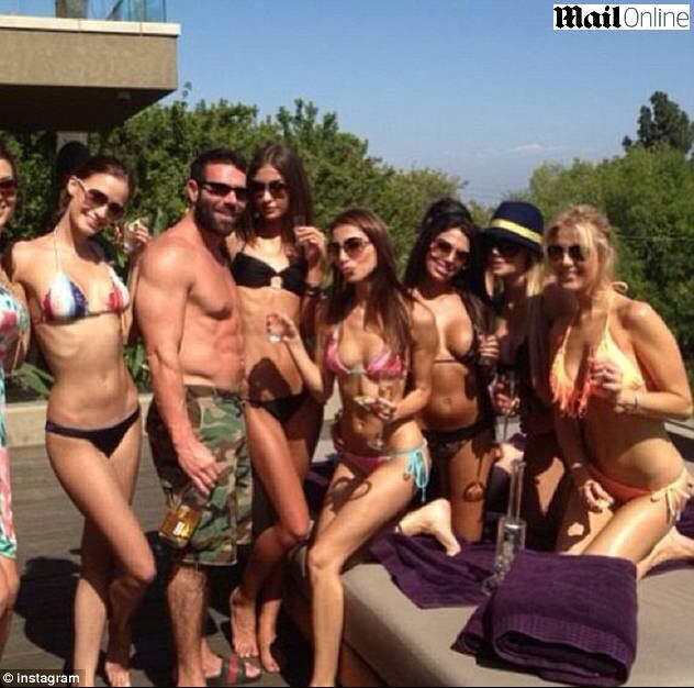 Dan diz que seu pai, na verdade, não sabia o que fazer com ele por causa da escola. Ao morar com os tios, quando mais velho, Dan serviu a marinha norte-americana para seguir os passos de Paul