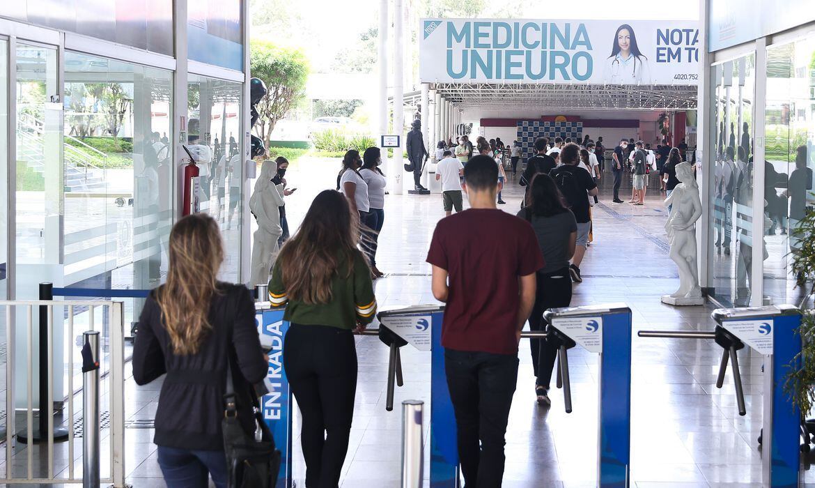 Estudantes em escola para realizar prova do Enem
