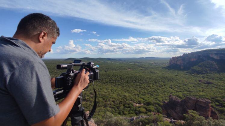 Depois de percorrer algumas
trilhas, o cinegrafista Hugo Costa registra de uma visão panorâmica, a beleza
do parque