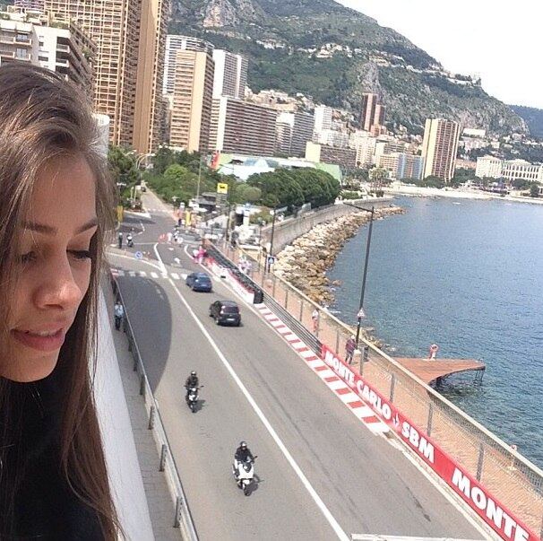 E quem disse que ela não gosta de automobilismo? Na foto, a bela está em Monte Carlo, em Mônaco, para acompanhar o GP de Fórmula 1